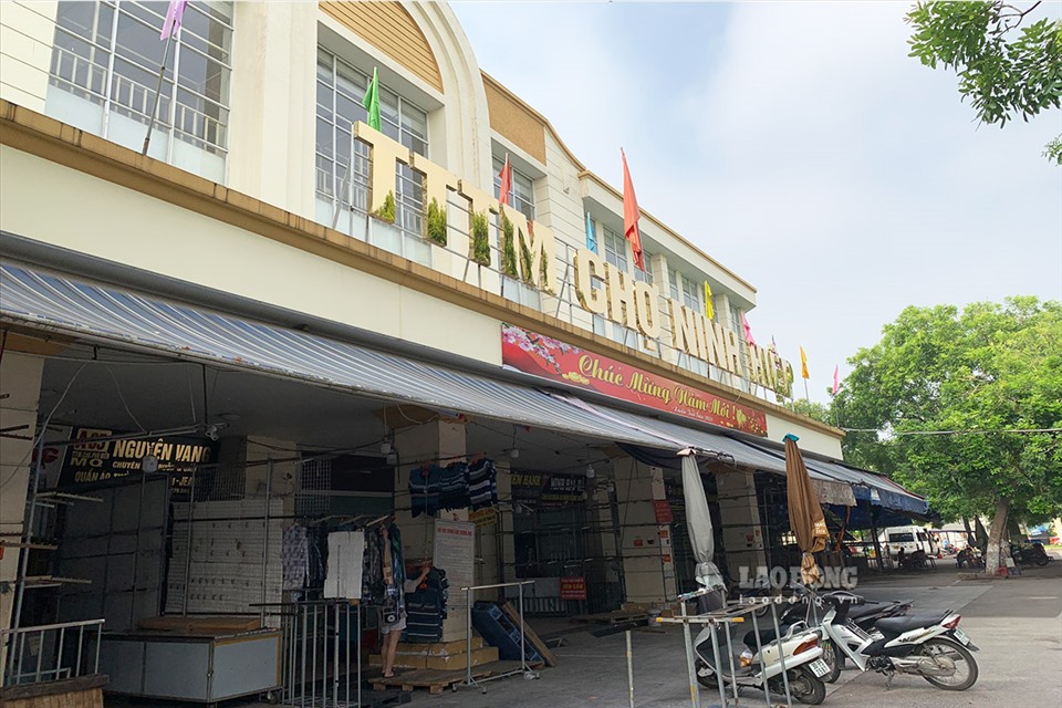 Tương tự tại chợ Ninh Hiệp (Gia Lâm, Hà Nội) vốn nổi tiếng là trạm trung chuyển vải vóc quần áo lớn nhất miền Bắc cũng trong tình trạng “cửa đóng then cài”.