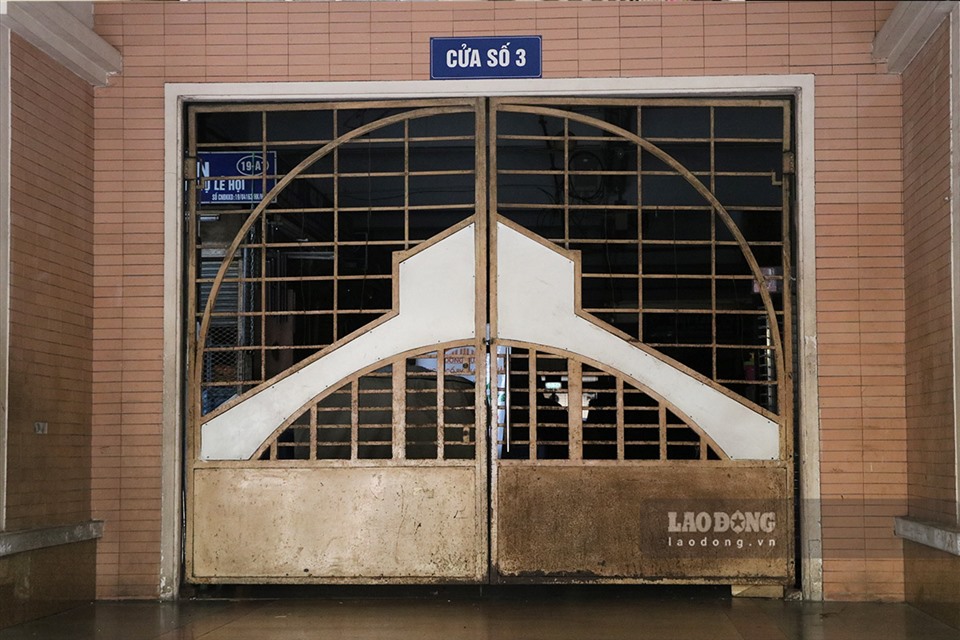 Toàn bộ cửa chợ, nguồn điện bị đóng, để đảm bảo công tác phòng cháy chữa cháy, cũng như phòng, chống dịch COVID-19.