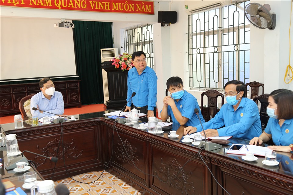 Ông Vũ Văn Nghĩa, Chủ tịch LĐLĐ tỉnh Nam Định phát biểu tại buổi làm việc. Ảnh: Quế Hương