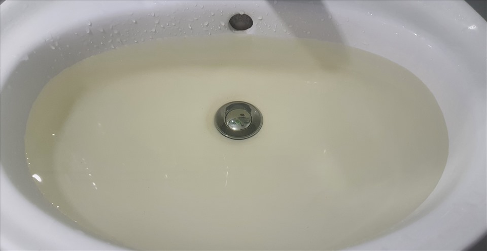 Nước sạch sinh hoạt tại bồn rửa trong nhà tắm của gia đình anh Bùi Phong Phú có màu vàng nhạt, mùi hơi tanh. Ảnh: T.D