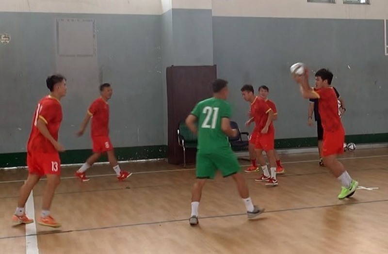 Các cầu thủ Futsal Việt Nam đã bước vào buổi tập đầu tiên. Ảnh: VFF