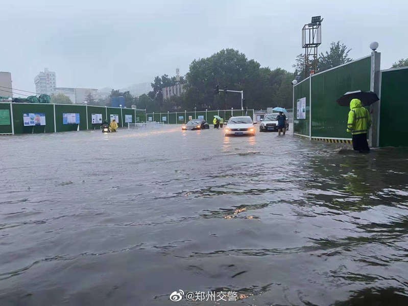 Mưa lớn gây lũ lụt nghiêm trọng ở Trịnh Châu, Hà Nam, nơi có nhà máy nhôm phát nổ nằm tại thị trấn Cảo Thành. Ảnh: Cơ quan Khí tượng Trịnh Châu