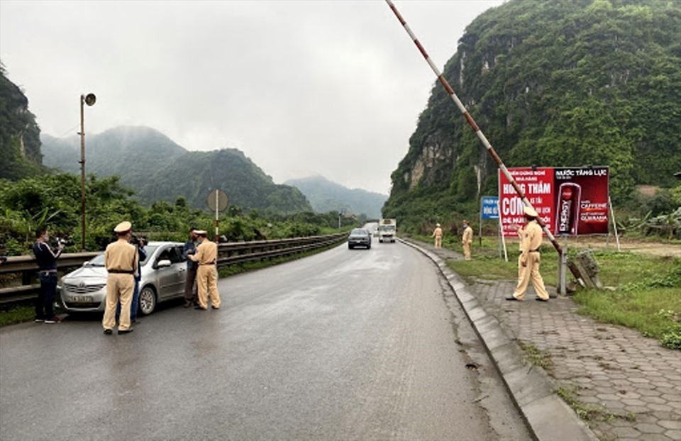 Người dân về từ Hà Nội và các tỉnh phía Bắc có thể làm test nhanh COVID-19, tại chốt kiểm soát ở khu vực Dốc Xây (thị xã Bỉm Sơn, Thanh Hóa), . Ảnh: T.T