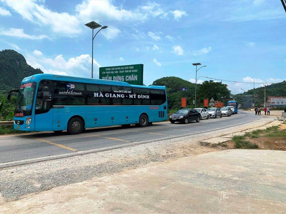 Xe vận tải hành khách liên tỉnh vào Hà Giang dừng lại khai báo y tế tại chốt kiểm dịch Cầu Trì (huyện Bắc Quang). Ảnh: Nhật Minh