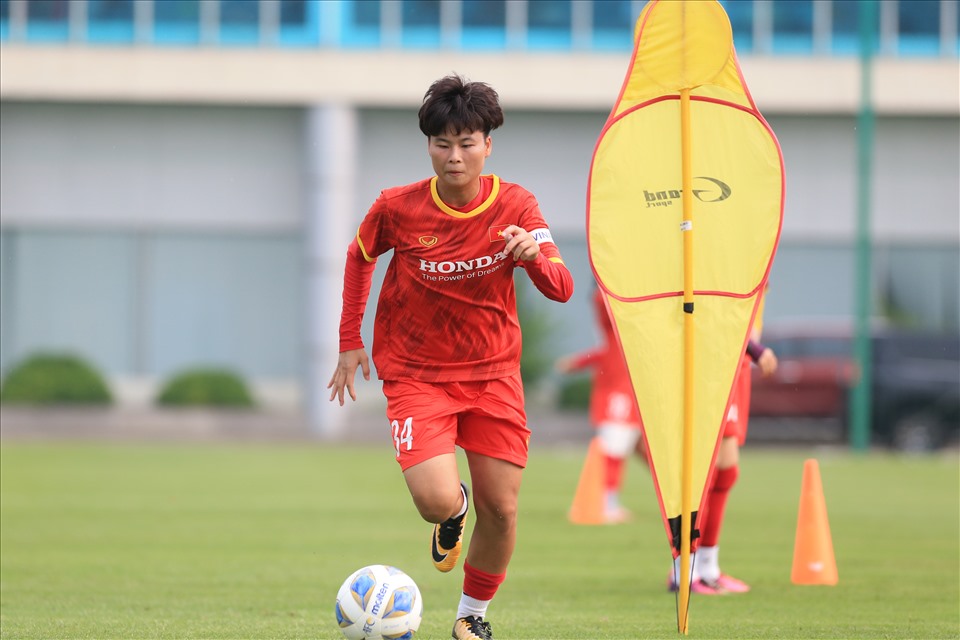 Trần Thị Thu Xuân là một trong những cầu thủ trẻ được đôn lên từ đội tuyển U19 nữ Quốc gia. Tài năng trẻ sinh năm 2002 cần phải nỗ lực nhiều hơn để