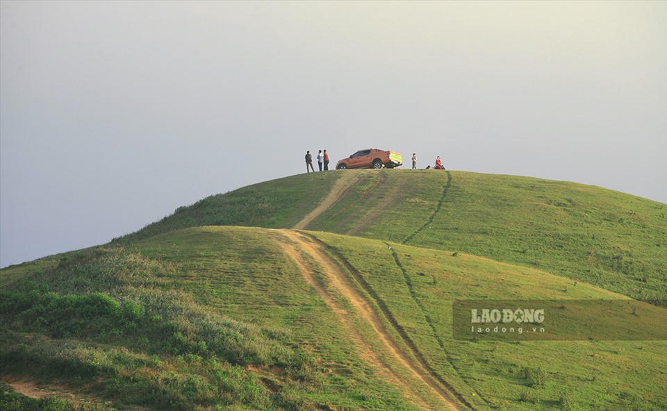 Du khách cũng có thể đánh xe lên tận đỉnh núi để chiêm ngưỡng vẻ đẹp hùng vĩ của một cung đèo.