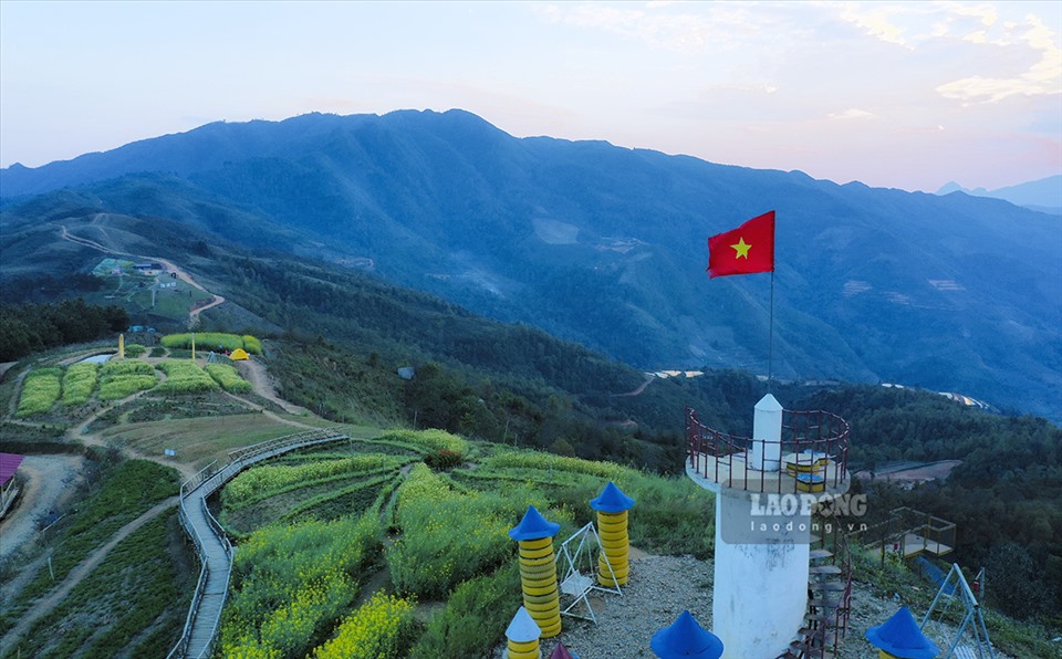 Hàng chục điểm du lịch ở khu vực đỉnh đèo thuộc địa phận cả 2 tỉnh Điện Biên - Sơn La đã được đầu tư để đáp ứng nhu cầu của khách tham quan.