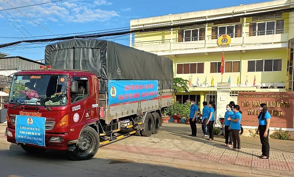 15 tấn hàng hóa nông sản Trà Vinh xuất phát hướng về CNVCLĐ TPHCM. Ảnh: Trí Dũng