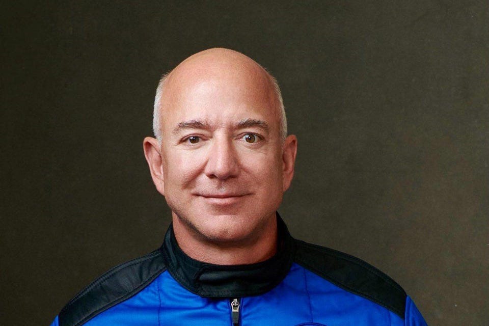 Jeff Bezos bay vào rìa không gian hôm 20.7. Ảnh: Blue Origin