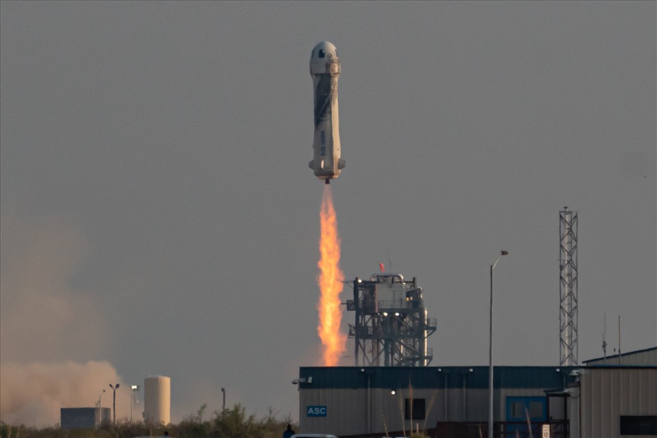 Jeff Bezos bay vào rìa không gian hôm 20.7. Ảnh: Blue Origin