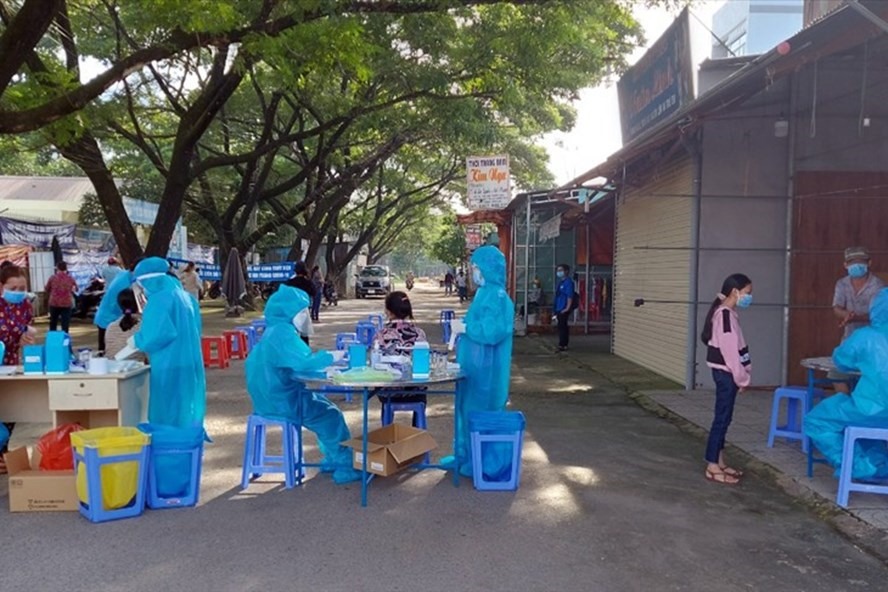 Lấy mẫu xét nghiệm tại huyện Long Thành, Đồng Nai. Ảnh: CDC Đồng Nai