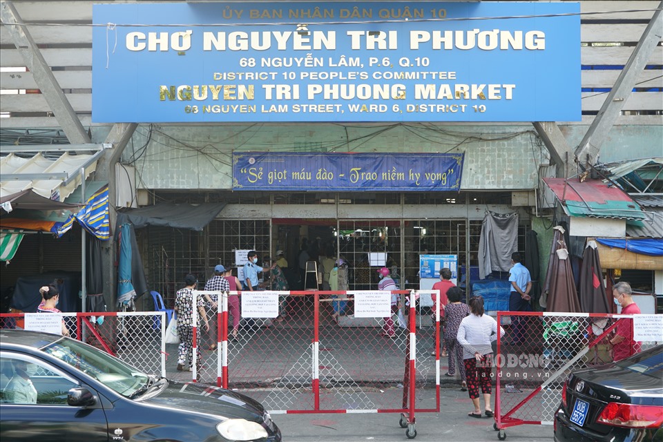 Tại chợ Nguyễn Tri Phương (Quận 10), trong buổi sáng ghi nhận khá đông người dân mua hàng.