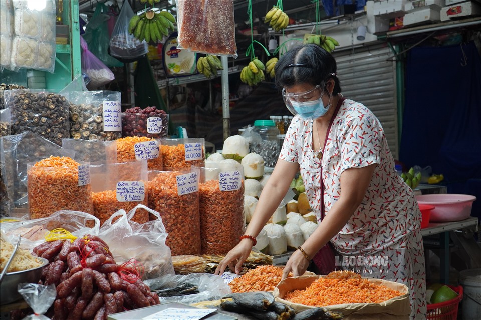 Hàng hoá tại chợ Nguyễn Tri Phương khá dồi dào.