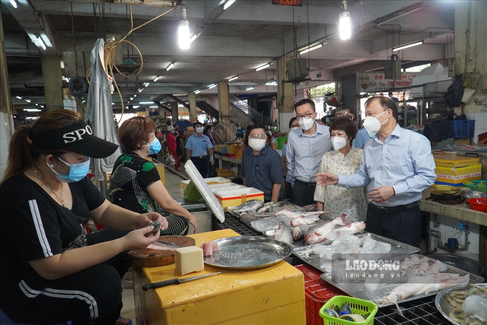Trực tiếp đến một số chợ truyền thống trên địa bàn TPHCM, Thứ trưởng Bộ Công Thương Đỗ Thắng Hải đã khảo sát và hỏi thăm tình hình buôn bán của nhiều tiểu  thương.