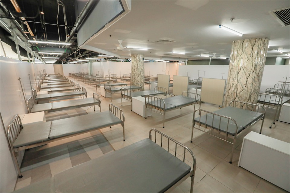 Bệnh viện dã chiến số 5 được bố trí gồm 3 tầng với tổng diện tích hơn 30.000 m2, quy mô gần 1000 giường bệnh, chuyên tiếp nhận điều trị các bệnh nhân COVID-19 có triệu chứng nhẹ.