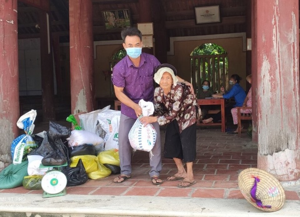 Cụ bà Hoàng Thị Nhâm (101 tuổi, trú tại thôn Thanh Xá 1, xã Hà Lĩnh, Hà Trung - Thanh Hóa) chống gậy đến điểm tập kết để ủng hộ 5kg gạo và 20.000 đồng.