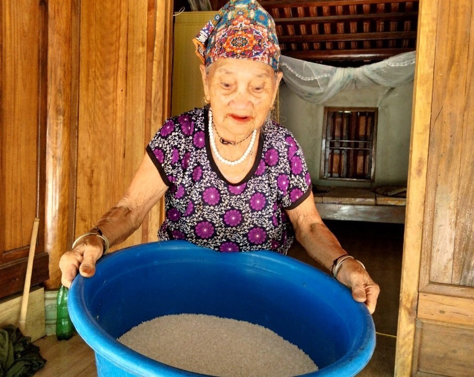 Cụ bà Vi Thị Mão (103 tuổi, ở xã Bình Lương, huyện Như Xuân, Thanh Hóa) mang 10kg gạo và 50.000 đồng để ủng hộ người dân TP Hồ Chí Minh.