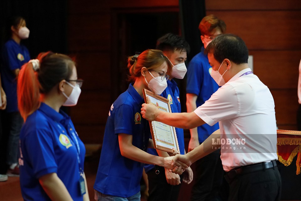 Lãnh đạo Học viện Y dược học Cổ truyền Việt Nam tặng bằng khen cho 37 giáo viên, sinh viên của Học viện đã có thành tích xuất sắc trong công tác phòng chống dịch tại tỉnh Bắc Giang từ ngày 25.5 - 9.6.