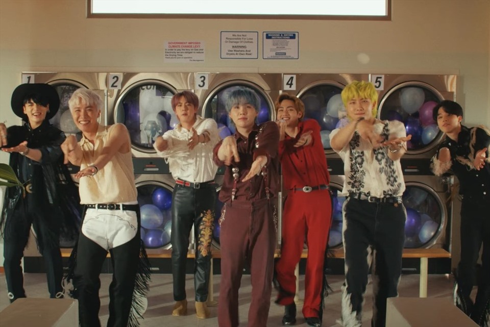 MV “Permission to Dance” - sản phẩm thứ 2 đánh dấu sự kết hợp giữa nhóm BTS và Ed Sheeran . Ảnh: Xinhua