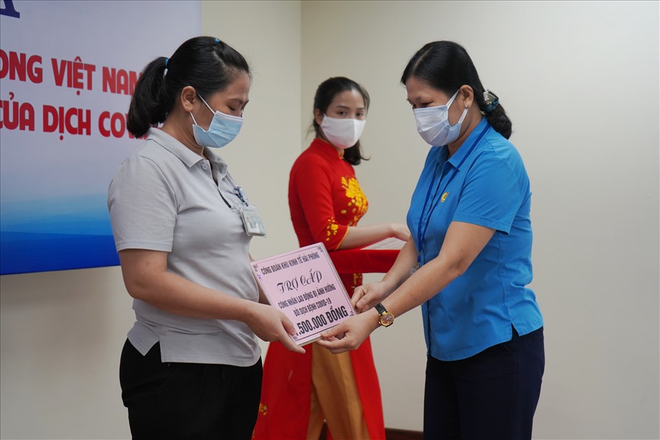 Công nhân Nguyễn Thị Lan - Công ty TNHH Yazaki Hải Phòng xúc động nhận hỗ trợ 1.500.000 đồng từ tổ chức Công đoàn. Ảnh Mai Dung