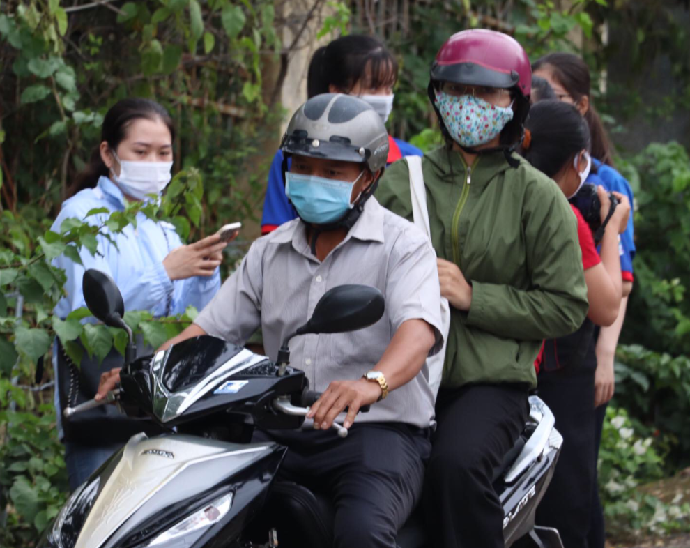 Phó Bí thư Thường trực Đảng ủy xã Đắk Phơi (huyện Lắk) đi thi tốt nghiệp THPT tại điểm thi trường THPT Lắk ra về sau khi kết thúc buổi thi môn toán. Ảnh: Bảo Trung