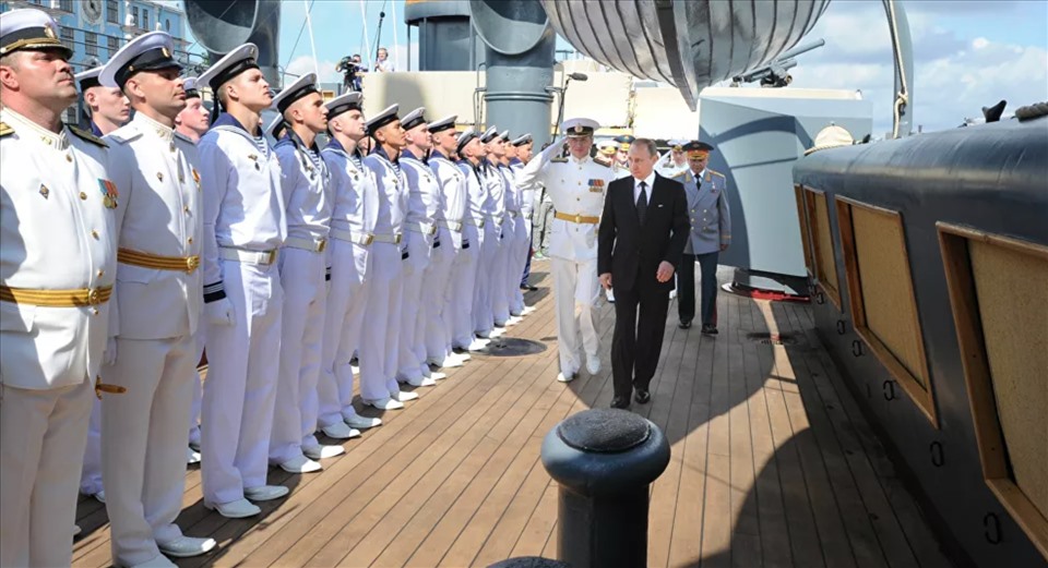 Tổng thống Vladimir Putin thăm tàu tuần dương Rạng Đông. Ảnh: Hải quân Nga/Sputnik