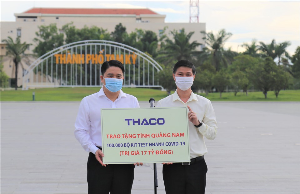 THACO trao tài trợ 100.000 bộ kit xét nghiệm.