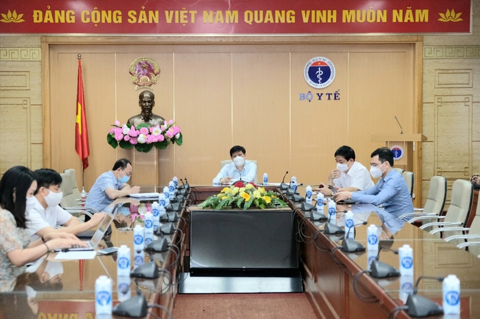 Bộ trưởng Bộ Y tế chủ trì cuộc họp. Ảnh: Trần Minh/Bộ Y tế
