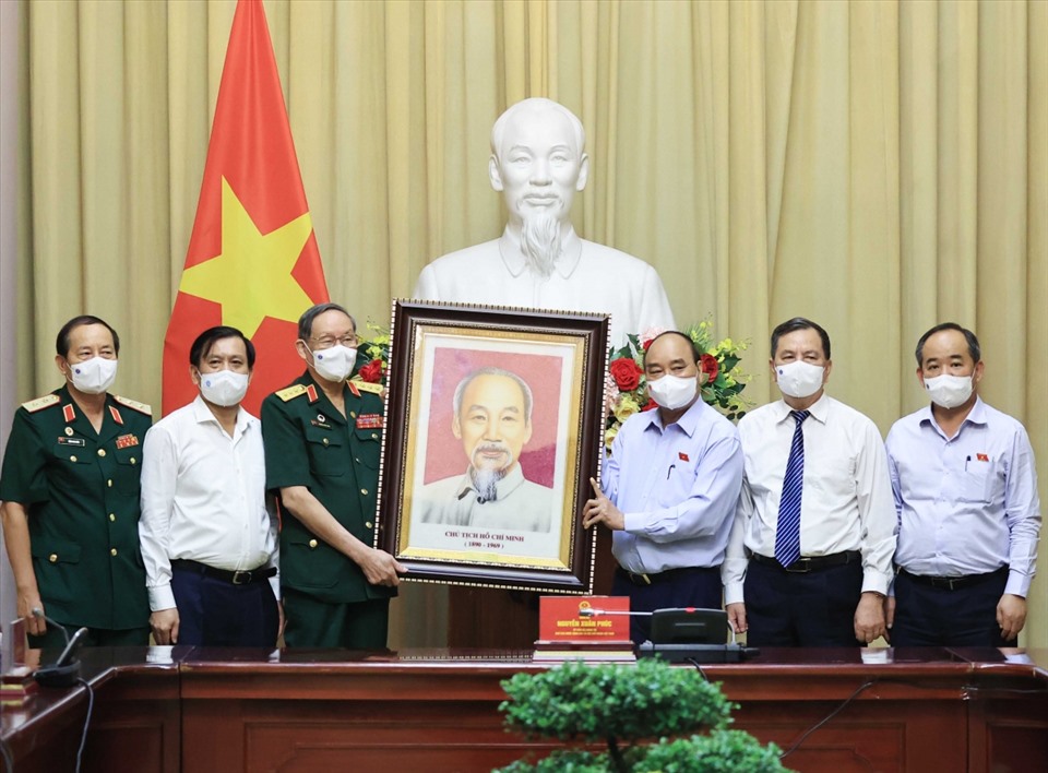 Chủ tịch nước Nguyễn Xuân Phúc tặng quà cho Hội nạn nhân chất độc da cam Việt Nam.