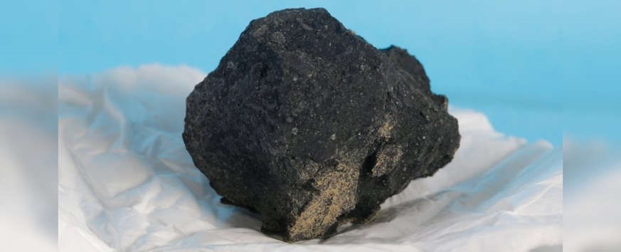 Mảnh thiên thạch được tìm thấy trên một cánh đồng ở Anh. Ảnh: EAARO