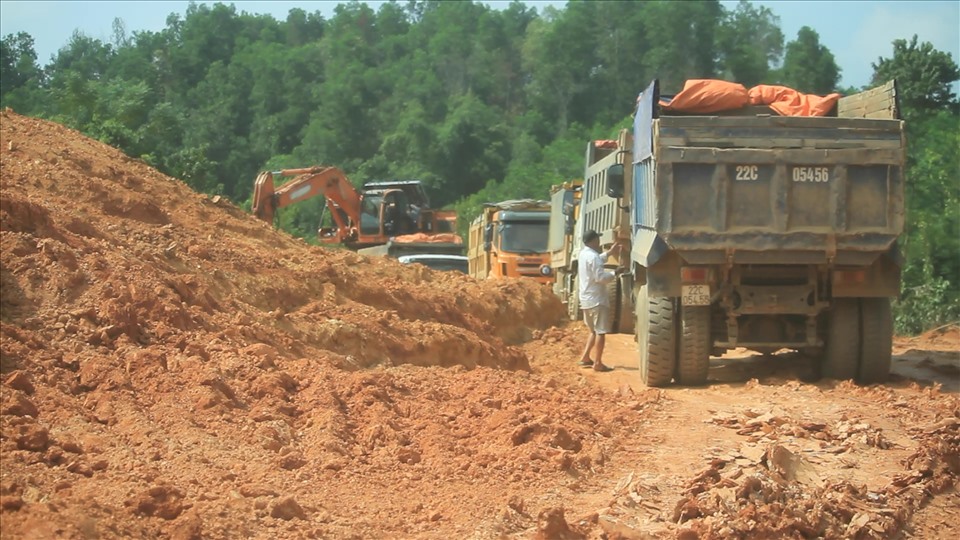 Thời điểm ghi nhận vụ việc (ngày 19 và 20.7) có hàng loạt xe tải đang tiến lấy đất từ mỏ sét của Công ty CP Xi măng Tân Quang chuyển đi san lấp. Ảnh: P.Q