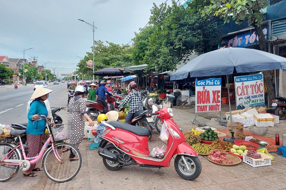 Hàng bày bán tràn lan trên vỉa hè thuộc Quốc lộ 1A (cũ) ở phường Hưng Trí. Ảnh: Trần Tuấn.