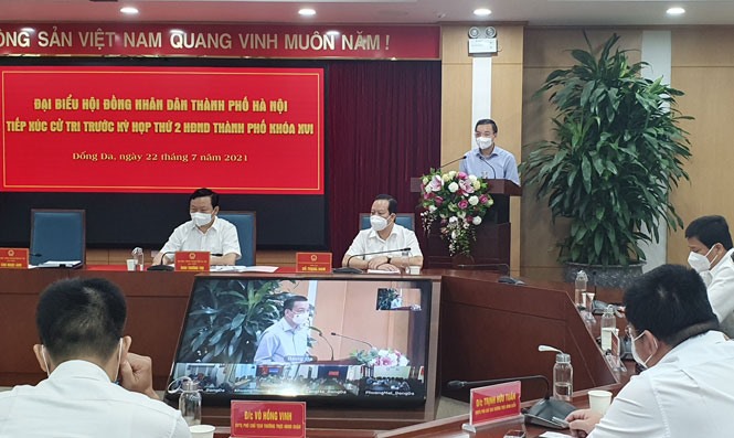 Chủ tịch UBND TP.Hà Nội Chu Ngọc Anh tiếp thu ý kiến, kiến nghị của cử tri. Ảnh: VT