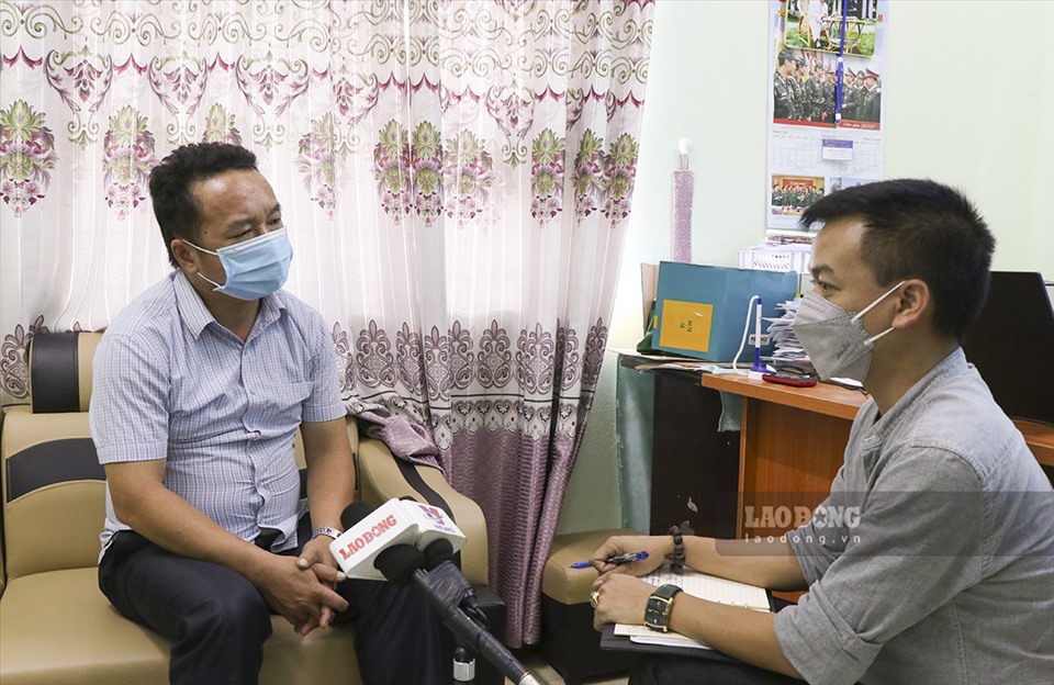 Ông Lầu A Dùa trao đổi với phóng viên về vụ phá rừng trên đỉnh Pha Đin.