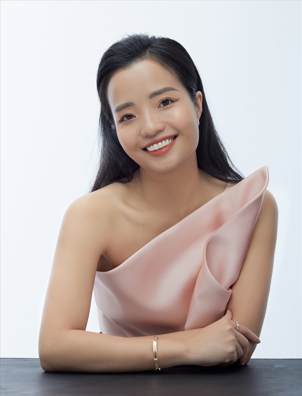 Nhân lực của ngành bán lẻ, đặc biệt bán lẻ thời trang, cực kỳ hạn chế cho nên muốn thương hiệu Việt phát triển được thì việc tiếp nhận nhân sự mới, đào tạo và đi đường dài là câu chuyện quan trọng nhất -Bà Lê Linh, CEO IVY moda nói.