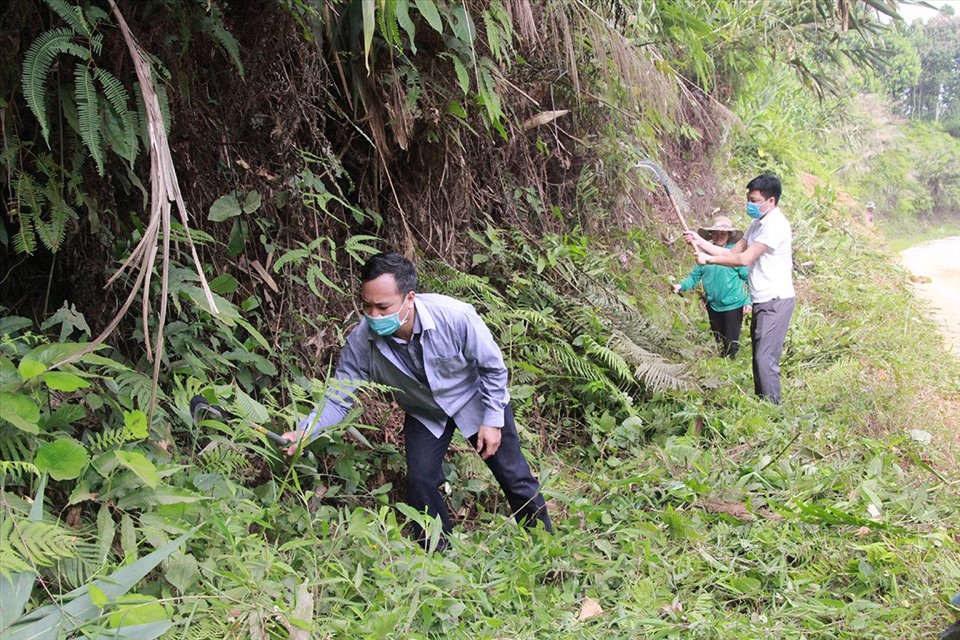 Ông Vũ Xuân Bá- chủ tịch UBND xã Nà Hẩu chia sẻ “Phong trào ngày thứ 7 cùng dân được duy trì 2 buổi một tháng. Vào ngày này, toàn thể cán bộ, các ban ngành đoàn thể trên địa bàn xã cùng nhân dân dọn dẹp đường sá, bìa rừng...”.