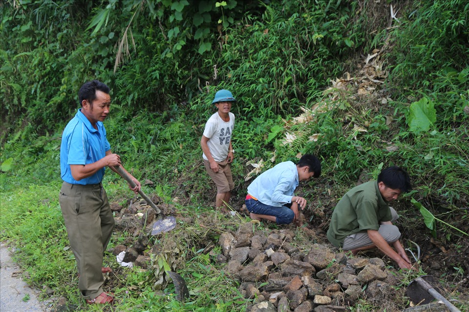 Người dân thu gom rác thải, dọn vệ sinh tuyến đường Đại Sơn – Nà Hẩu.