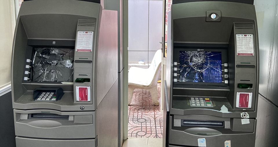 Màn hình 2 máy ATM sau khi bị Tình dùng đá đập bể. Ảnh: VT