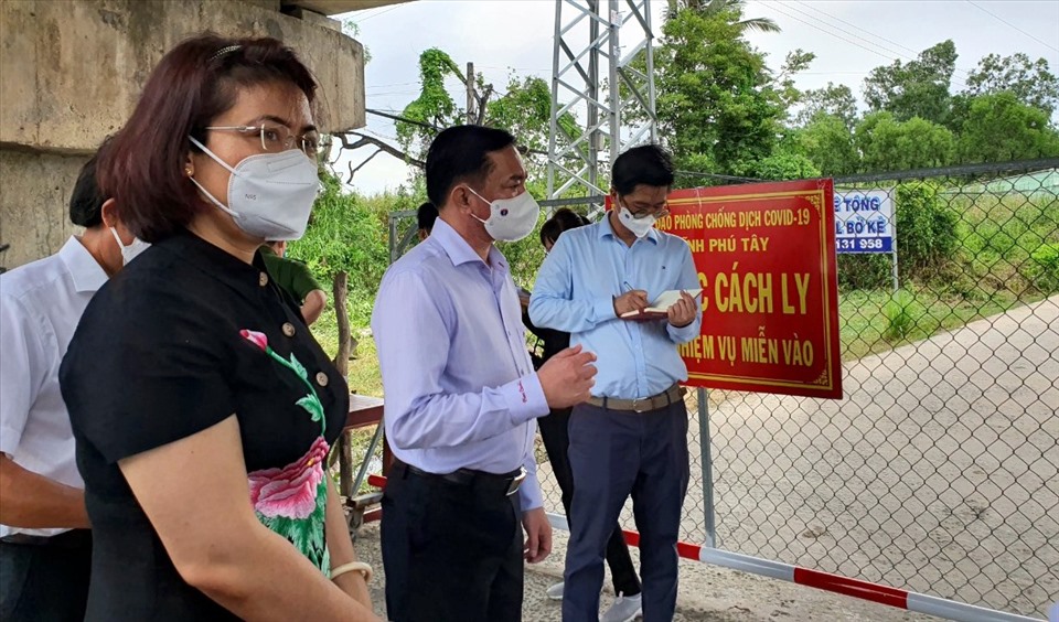 Đoàn công tác của Bộ Y tế kiểm tra công tác phòng chống dịch bệnh COVID-19 tại tỉnh Bạc Liêu. Ảnh: Nhât Hồ