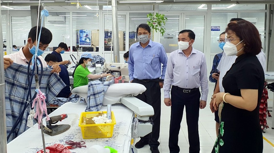 Đoàn kiểm tra của Bộ y tế kiểm tra công tác phòng dịch taij một doanh nghiệp may mặc tại Thành phố Bạc Liêu. Ảnh: Nhật Hồ