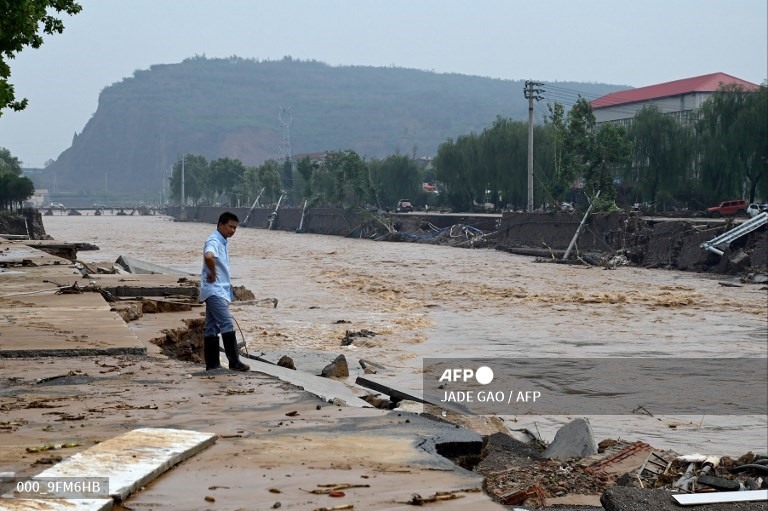 Một con đường bị hư hại nghiêm trọng do lũ lụt và sạt lở đất ở Hà Nam, Trung Quốc. Ảnh: AFP