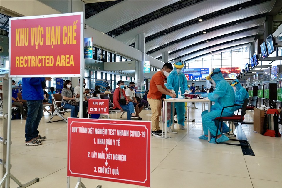 Dịch vụ test nhanh ngay tại Nhà ga hành khách T1 sân bay Nội Bài. Ảnh ĐT