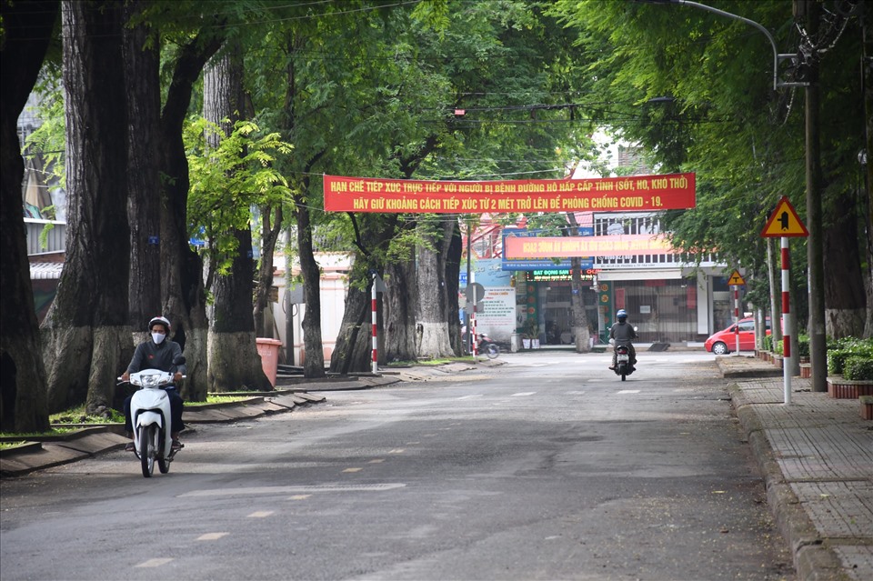 Người dân ở Trà Vinh hạn chế ra đường, thực hiện nghiêm Chỉ thị 16 phòng dịch COVID-19. Ảnh: Hồ Giang.