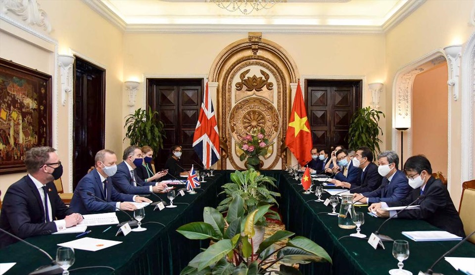 Thứ trưởng Ngoại giao Tô Anh Dũng hội đàm với Quốc vụ khanh phụ trách Châu Á Bộ Ngoại giao và Phát triển Anh Nigel Adams. Ảnh: BNG