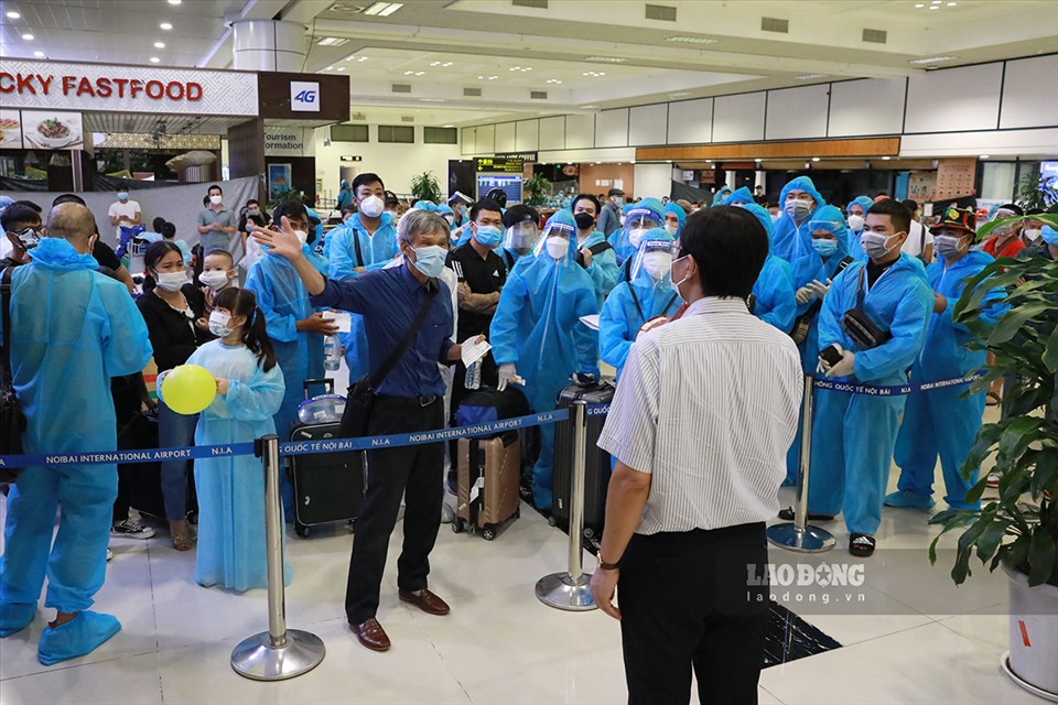 Ông Trần Văn Chung, Phó Giám đốc Sở Y tế Hà Nội đã trực tiếp có mặt tại sân bay Nội Bài chỉ đạo việc thực hiện quyết định cách ly tập trung theo công điện số 16.