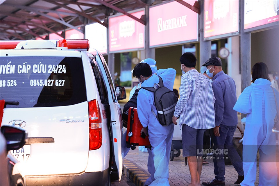 Những người thuộc công dân các tỉnh ngoài Hà Nội phải có xe chuyên dụng đảm bảo an toàn phòng chống dịch chở về địa phương. Ảnh: Những hành khách trở về Hải Phòng trên chuyến bay VN210 từ TP.HCM được xe chuyên dụng đón.