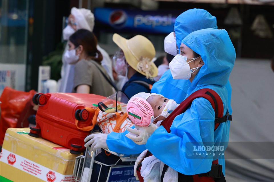 Trong số 299 hành khách từ TP.HCM xuống sân bay Nội Bài tối 22.7 có 14 trẻ em, trong đó có nhiều bé dưới 1 tuổi.