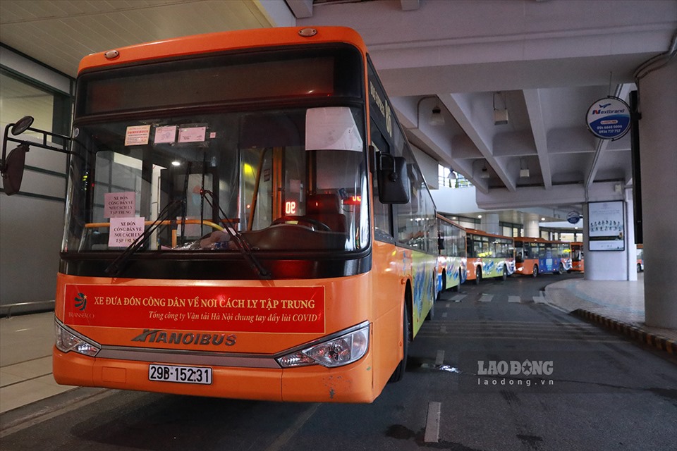 Tổng Công ty Vận tải Hà Nội đã điều 15 chiếc xe bus để đưa các hành khách về khu cách ly tập trung tại Sơn Tây (Hà Nội).