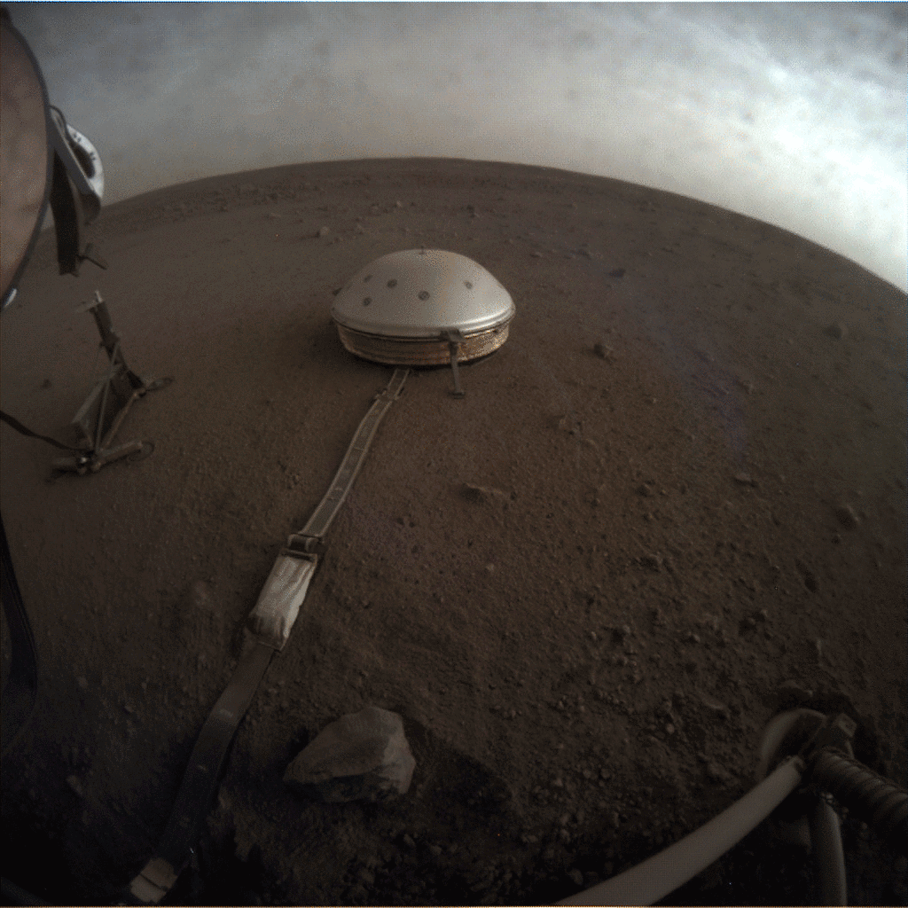 Máy đo địa chấn SEIS của tàu đổ bộ InSight của NASA trên sao Hỏa. Ảnh: NASA