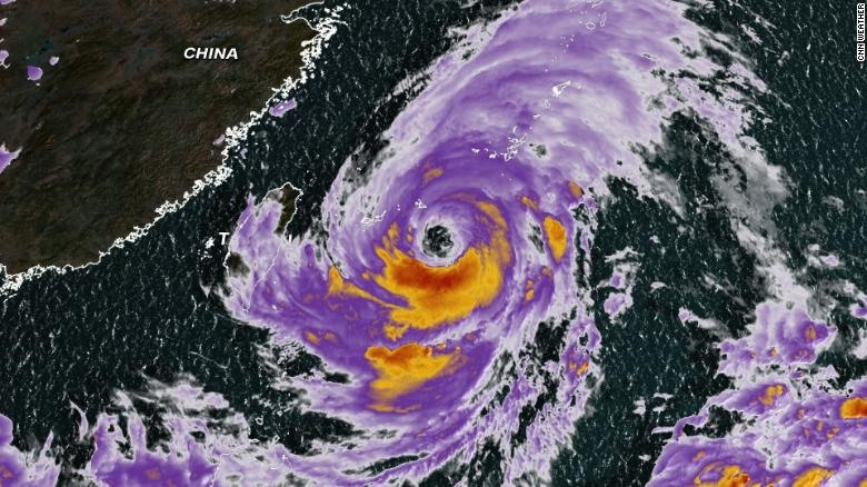 Ảnh vệ tinh bão In-fa gần các hòn đảo phía nam Nhật Bản vào đêm thứ 22.7 theo giờ địa phương.
